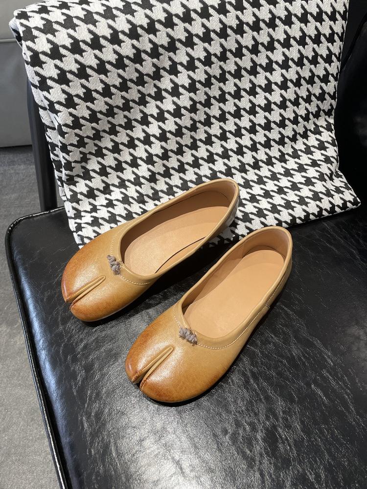 2025A Новый стиль кожаных туфель с разделением пальцев с эффектом стирки, женские неглубокие серебристые туфли на каблуке «свиное копытце» и балетки