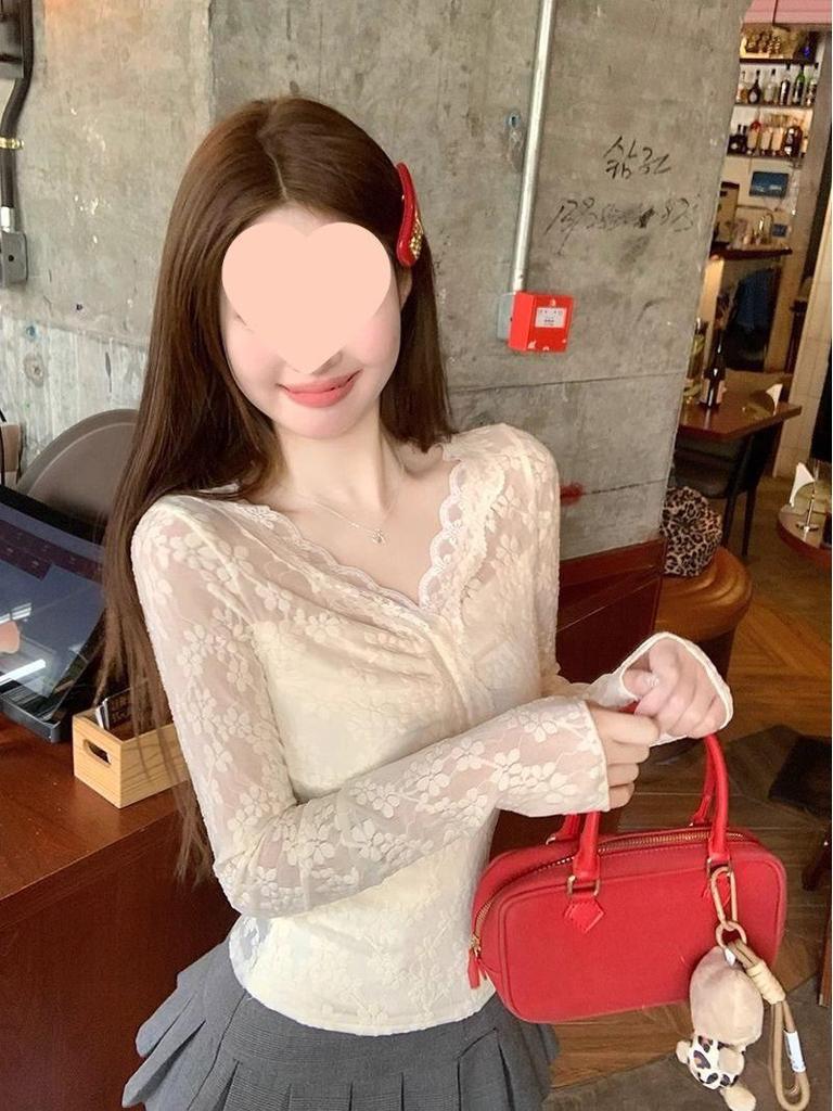 Solid Color Slim Fit V-Neck Lace Undershirt for Spring and Summer