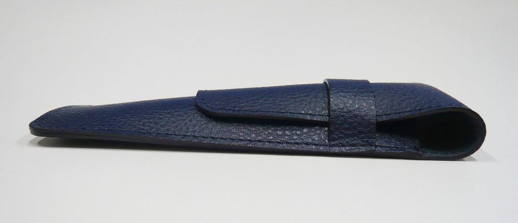 Пенал из зернистой кожи, синий ластик, белые и латунные детали в евростиле, набор механических карандашей ударного типа, черный в форме ручки SASLMC46W-NXS-B