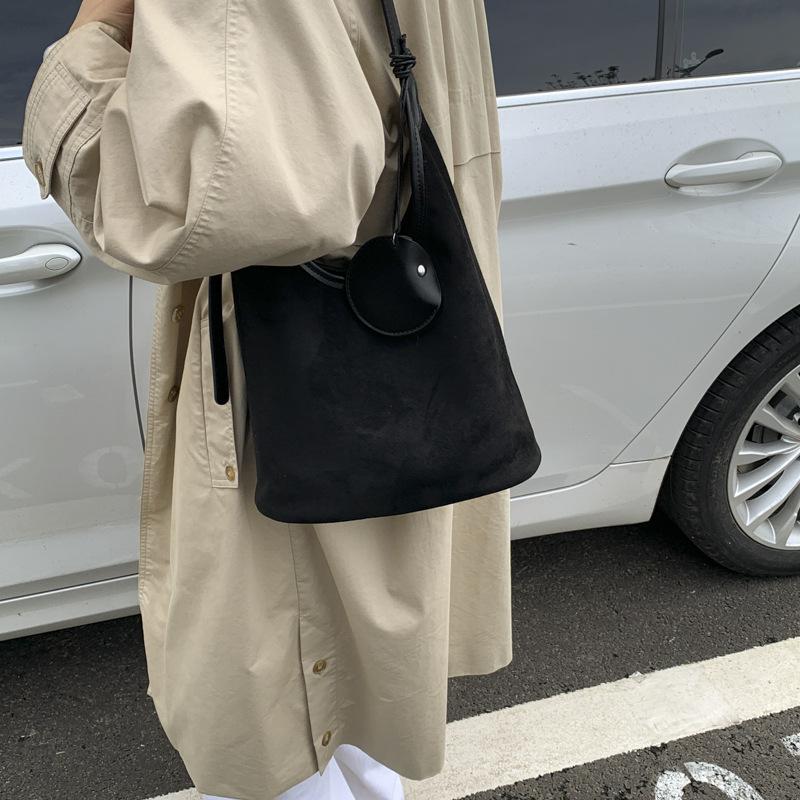 Замшевая сумка женская большой вместимости 2025 новая осенняя универсальная на плечо, сумка-мессенджер, повседневная рабочая сумка-тоут для поездок