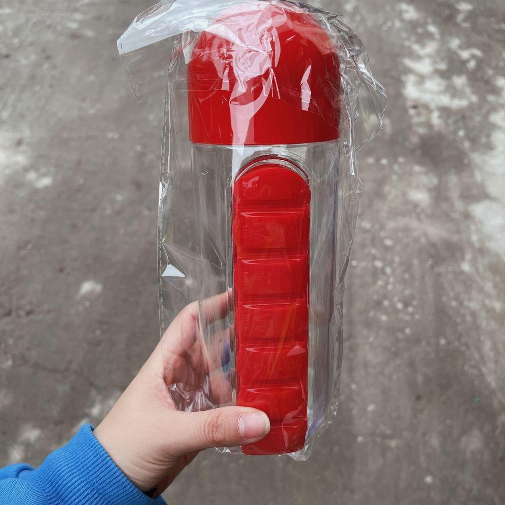 Multifunctional Water Bottle with 7-Day Pill Organizer - Portable and Convenient for Outdoors