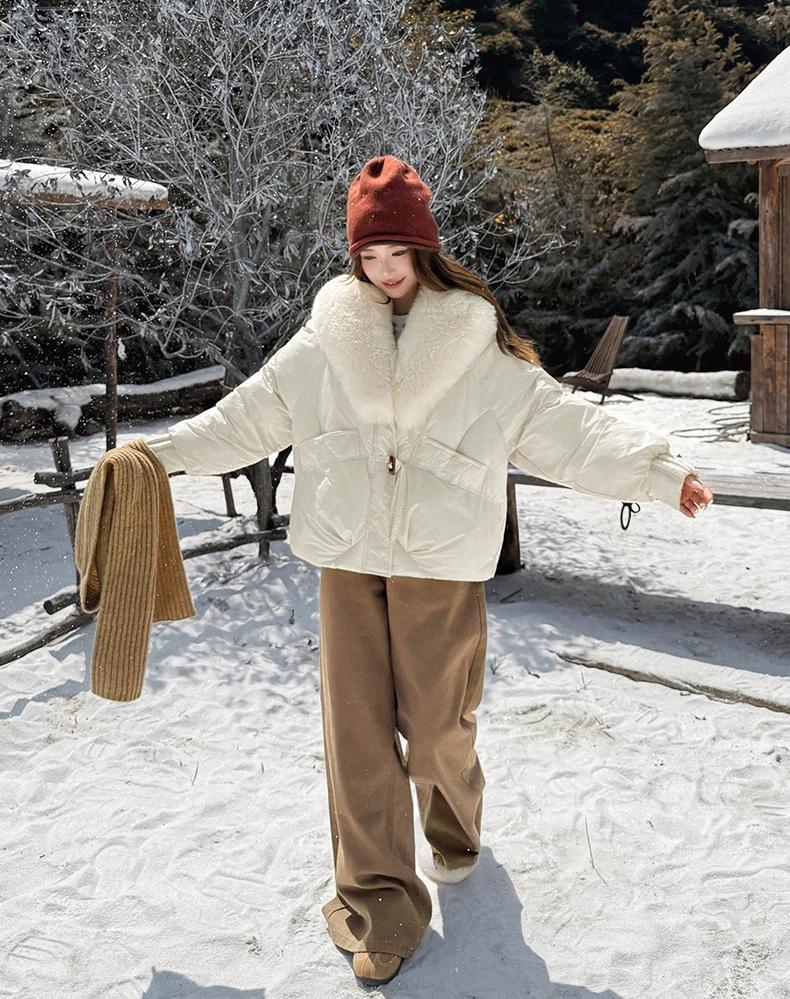 Женская короткая теплая зимняя куртка с большим меховым воротником и рукавами реглан