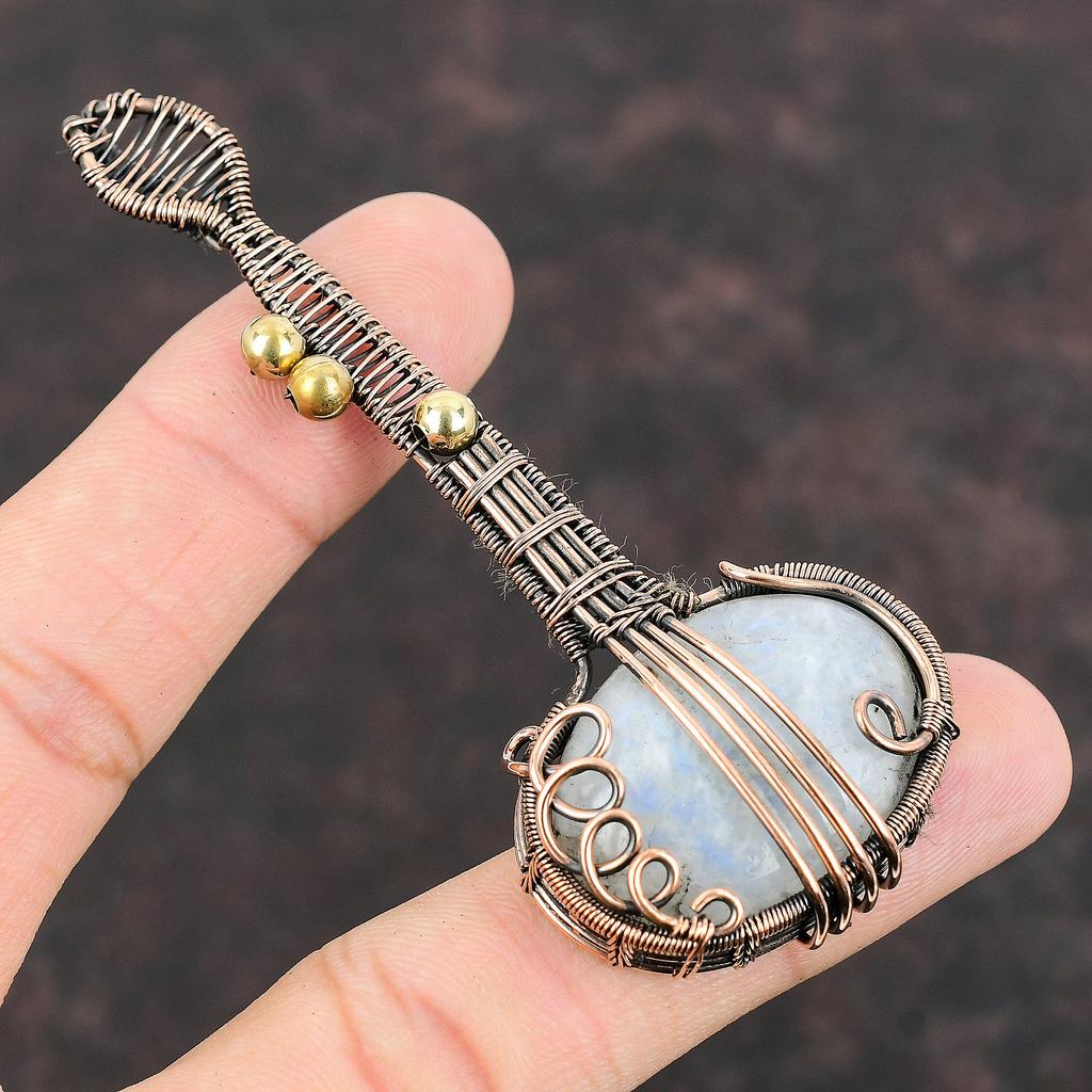 Подвеска из радужного лунного камня, подвеска из медной проволоки, подвеска из драгоценного камня, музыкальный инструмент, ювелирное изделие ручной работы, кулон в подарок для нее, подвеска в виде гитары