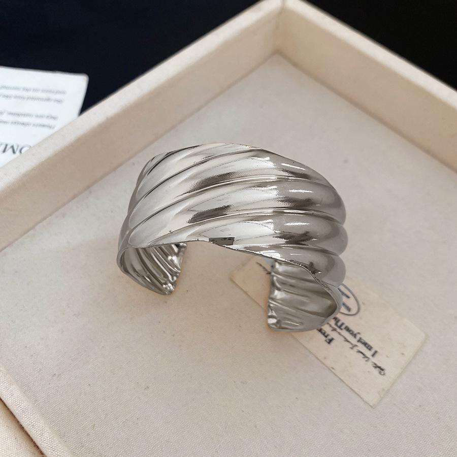 Металлический браслет-манжета с неровной волнистой текстурой: Универсальные модные украшения для женщин