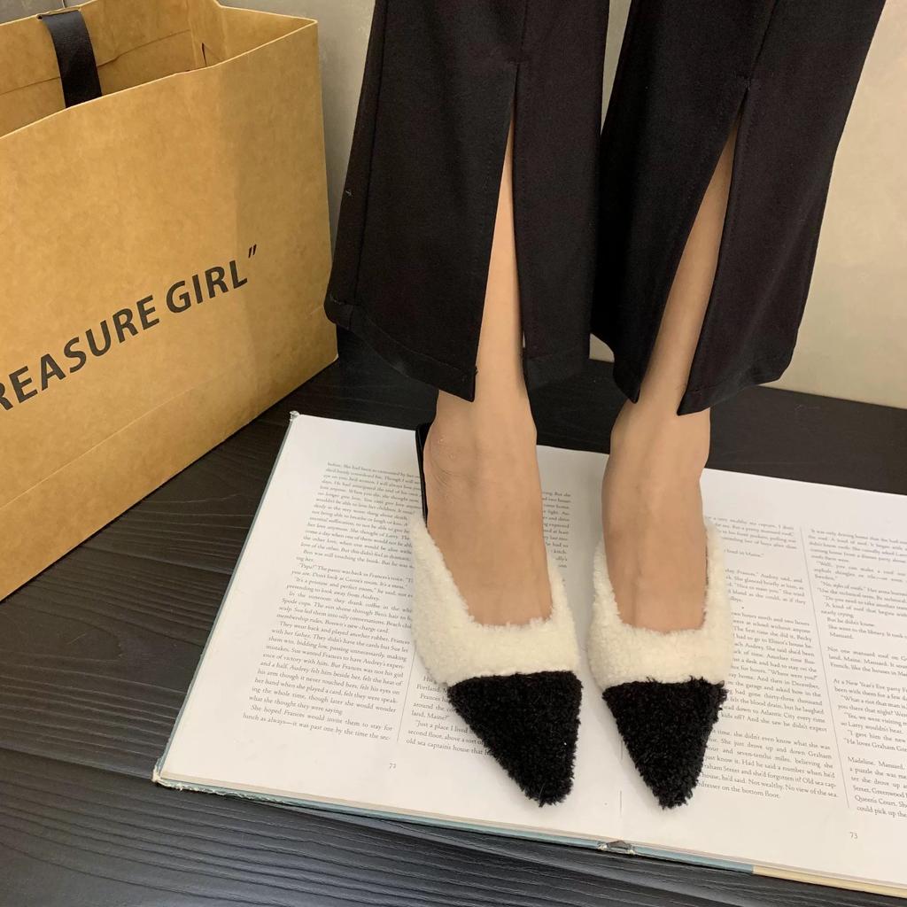 Французский острый нос на низком каблуке, соответствующий цвету снаружи, полуперетаскивание, женские зимние тапочки 2025 года Baotou Muller, ниша, тонкий каблук, пушистые тапочки прилив