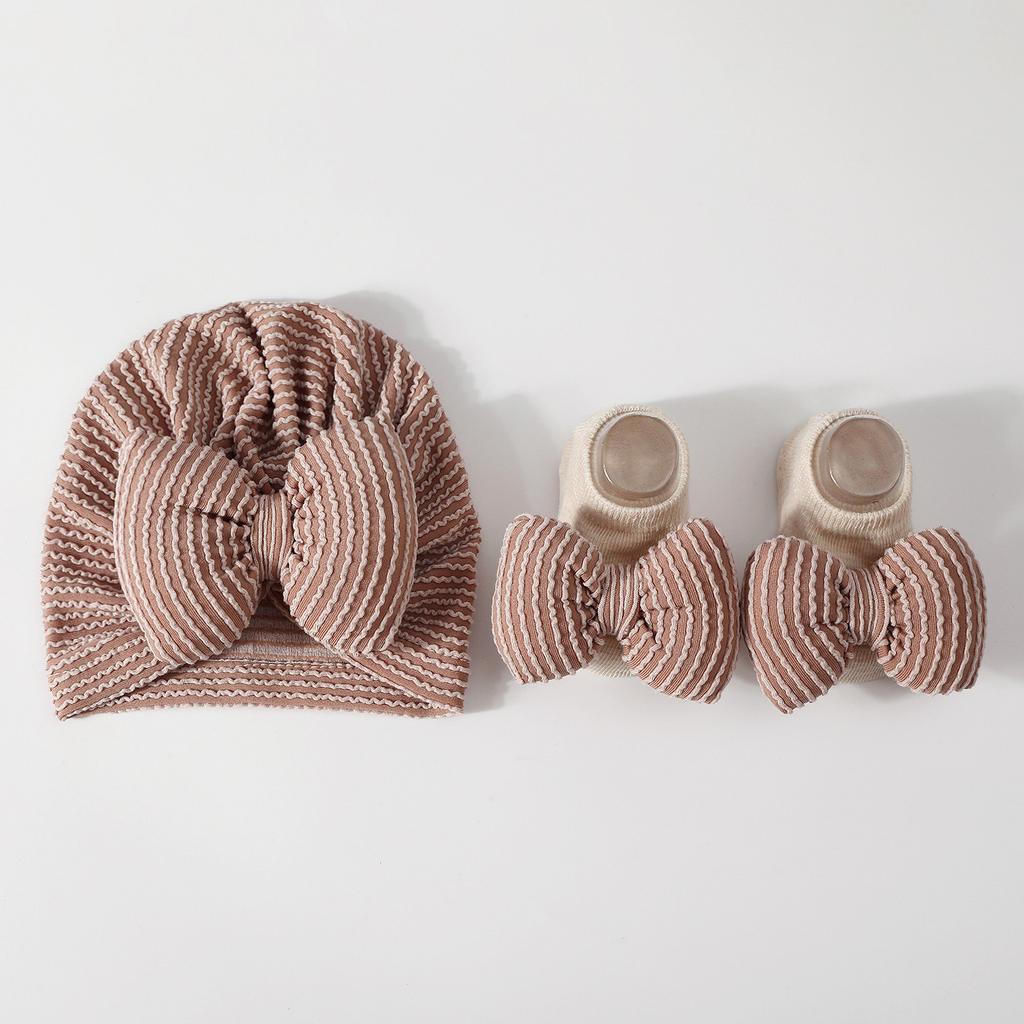 Детский полосатый комплект шапочки и носков для новорожденных, мягкий, для защиты макушки, из хлопка, шапочка, теплая шапка с подкладкой, всесезонный подарочный набор для малыша, носки с нескользящей подошвой