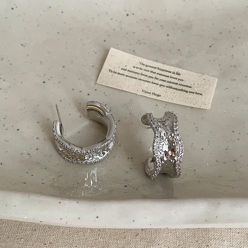 Серьги-пусеты с бриллиантами высокой чистоты в форме буквы C: Трендовый, Роскошный, Универсальный для женщин
