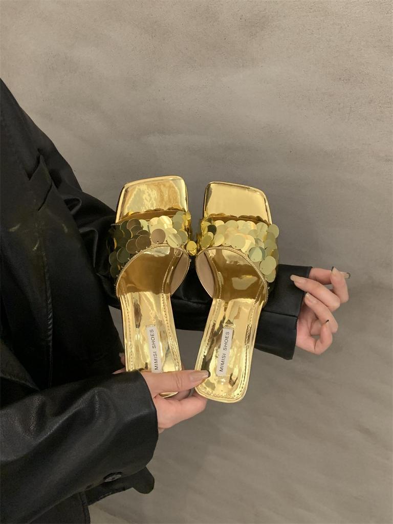 Летом 2024 года новые нишевые модные тапочки носят с тонкими каблуками и пайетками, босоножками на высоком каблуке и женскими туфлями.