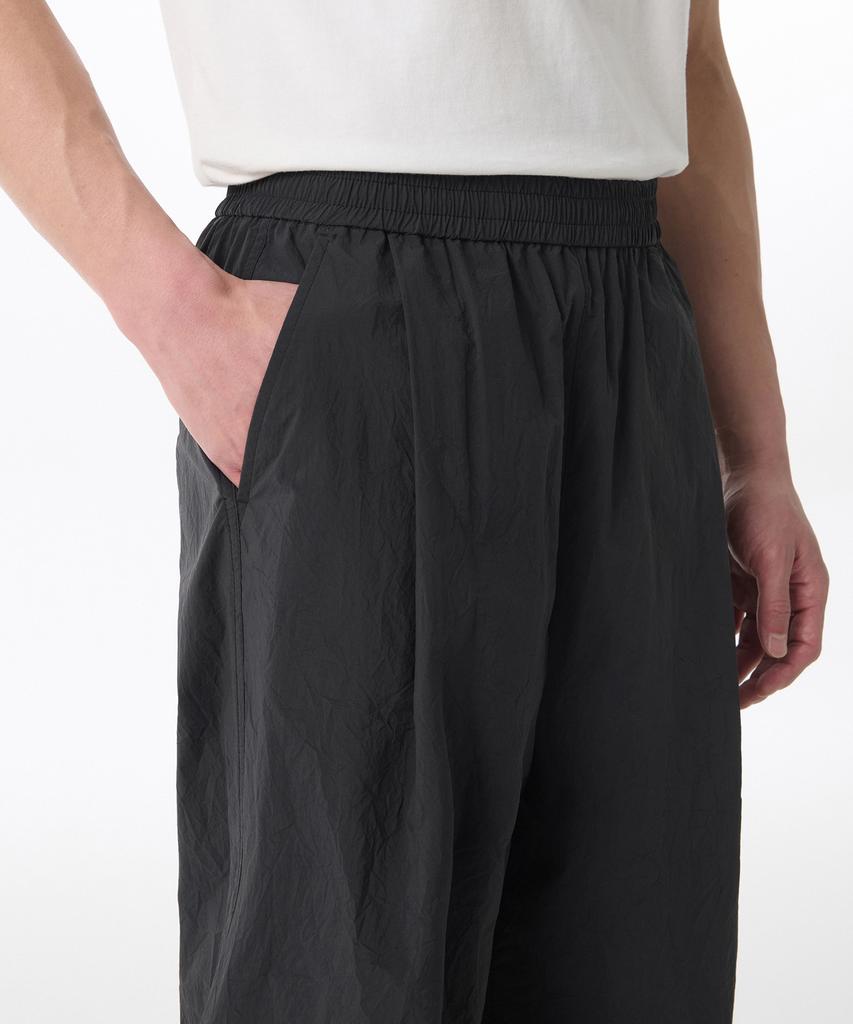 MUSINSA STANDARD Nylon Crease One-Tuck Wide Elastic Pants [Black]