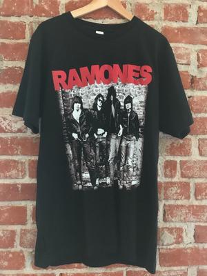 Футболка с изображением группы Ramones