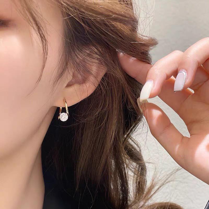 Серьги с микроинкрустацией из корейского геометрического циркония: Универсальные, элегантные, женские застежки-пряжки для ушей