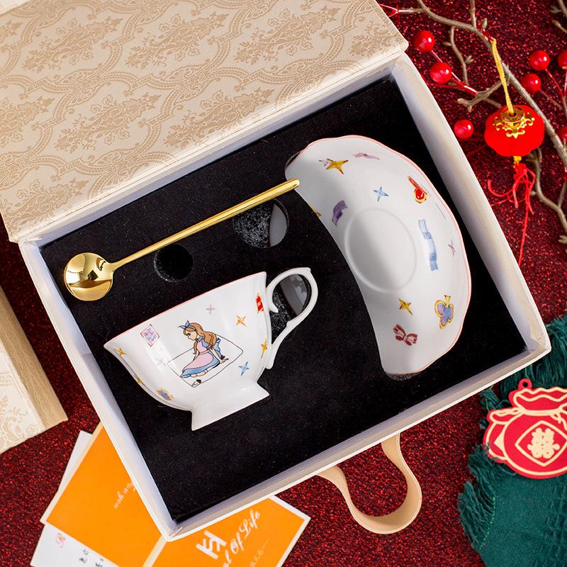 Кофейная чашка Алиса: Женский подарок на Новый год, День рождения, Свадьбу, Новоселье или для послеполуденного чая