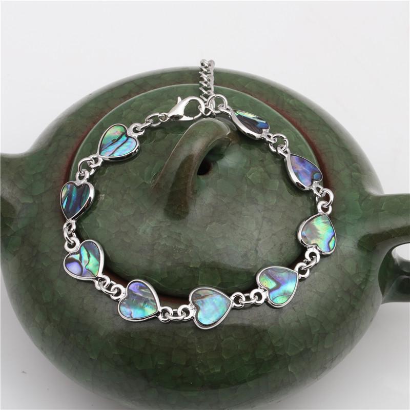 Браслет из разноцветных ракушек в форме сердца