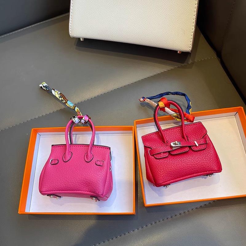 Компактная подвеска-мини-сумка из синтетической кожи с брелком для ключей и держателем для наушников - доступна в нескольких цветах