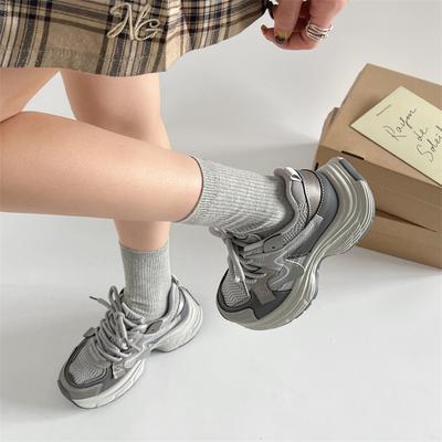 Модные тенденции показывают ноги, туфли на небольшой платформе для пап, женская новая весенне-осенняя легкая обувь для увеличения роста 2025 года, универсальная спортивная обувь