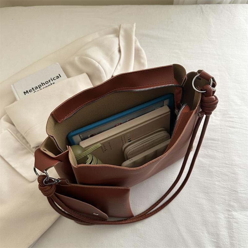 Вместительные наплечные сумки для женщин Зимний дизайнерский тренд Сумка-ведро Комбинированная сумка Искусственная кожа Женские сумки для работы CLE