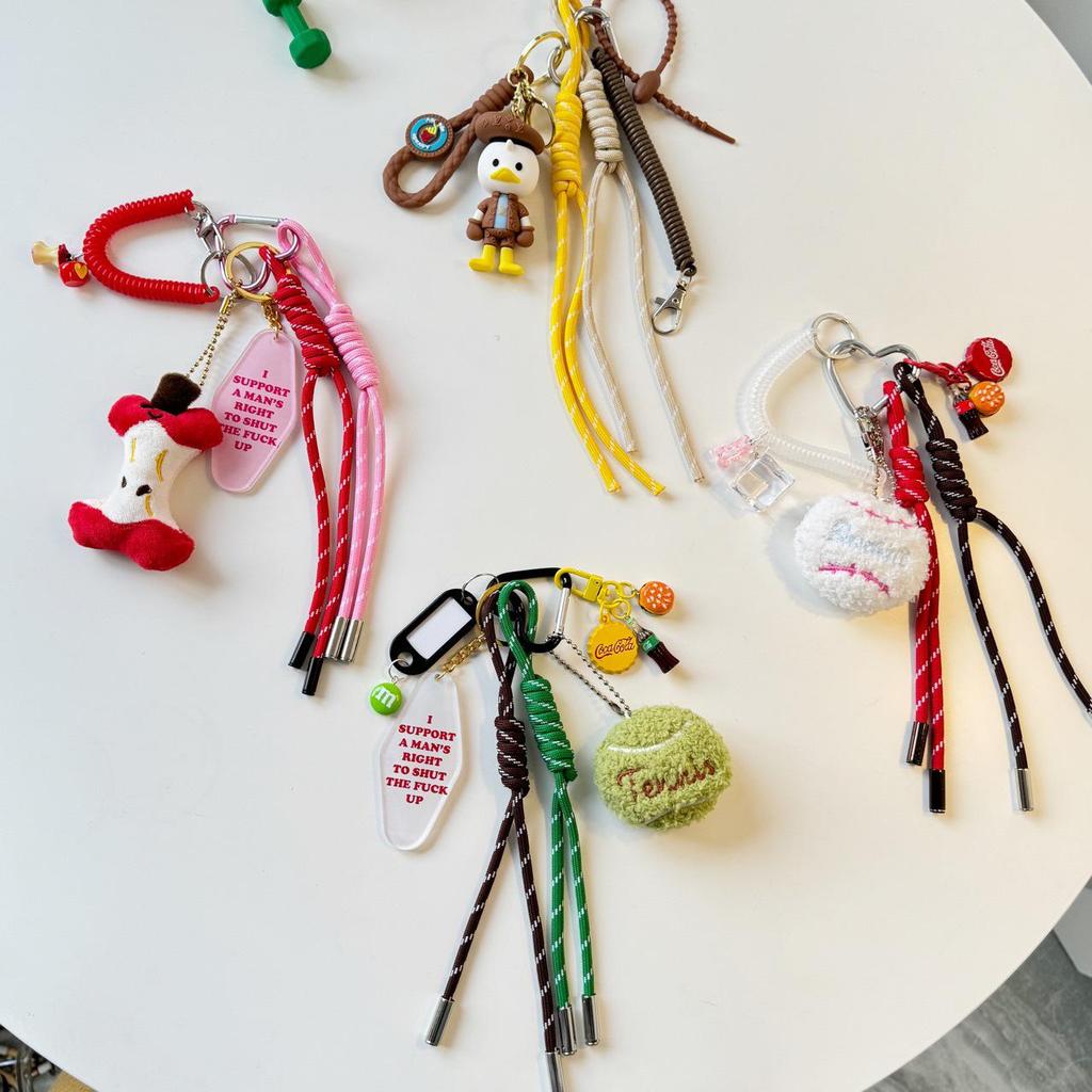 Плюшевый брелок для теннисной сумки Miu: Нишевый дизайн с брелоком из плетеной веревки