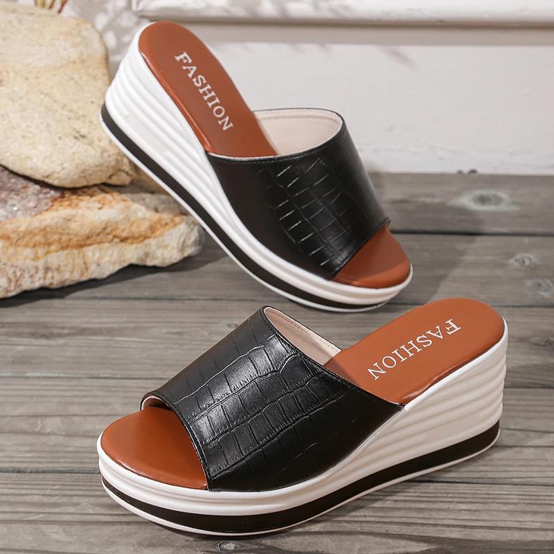 Модные белые шлепанцы на танкетке из искусственной кожи для женщин, больших размеров, модные сандалии на платформе с открытым носком, женские, лето 2025, толстая подошва, пляжные шлепанцы