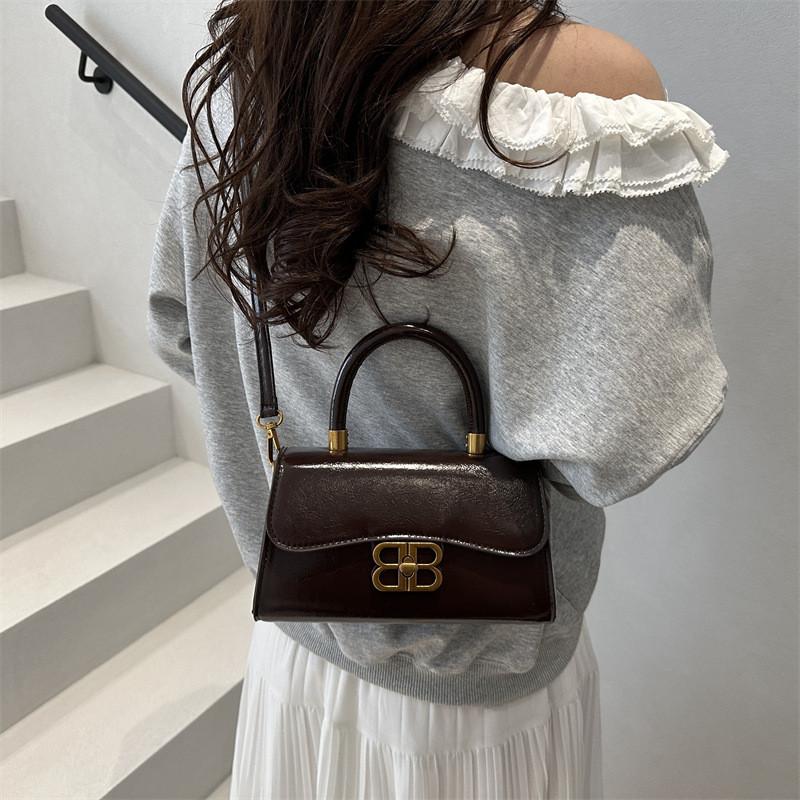Simple Solid Color Gold Letter Buckle Decoration Women Casual Shoulder Bag For Daily Use