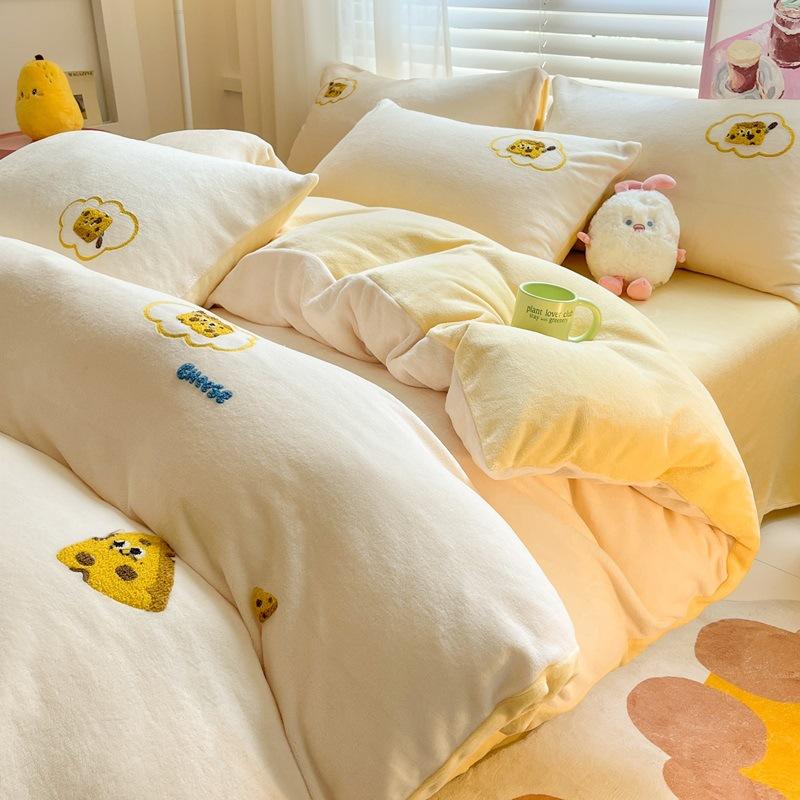 Зимнее полотенце с вышивкой, молочный бархат, комплект из четырех предметов, утолщенное теплое постельное белье с героями мультфильмов, коралловое фланелевое пододеяльник
