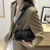 Повседневная женская простая сумка 2024 года, новая осенняя ретро-мода, заклепки, простая широкополосная сумка на одно плечо с косым ремешком, маленькая квадратная сумка