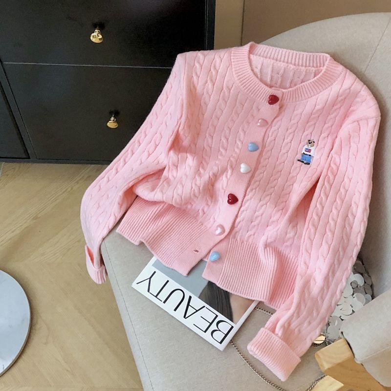 Ранней осенью вышитый кардиган с мягким и нежным вязаным узором «Маленький медвежонок», милый и изящный, в ленивом и нежном стиле, свитер-пальто с косами для женщин