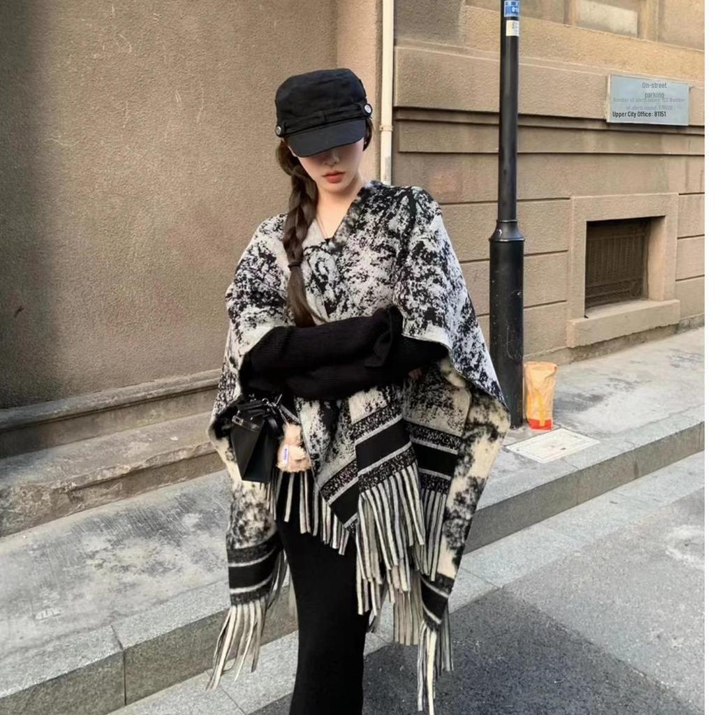 Women's Retro Ink Painting Tassel Cape Shawl - Double-Sided, Loose-Fit Autumn Outerwear.