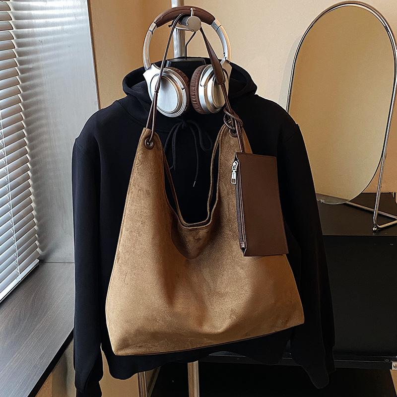 Сумка женская большой вместимости 2025 новая осенне-зимняя матовая ретро сумка через плечо повседневная рабочая сумка-тоут для поездок на работу для ребенка и мамы