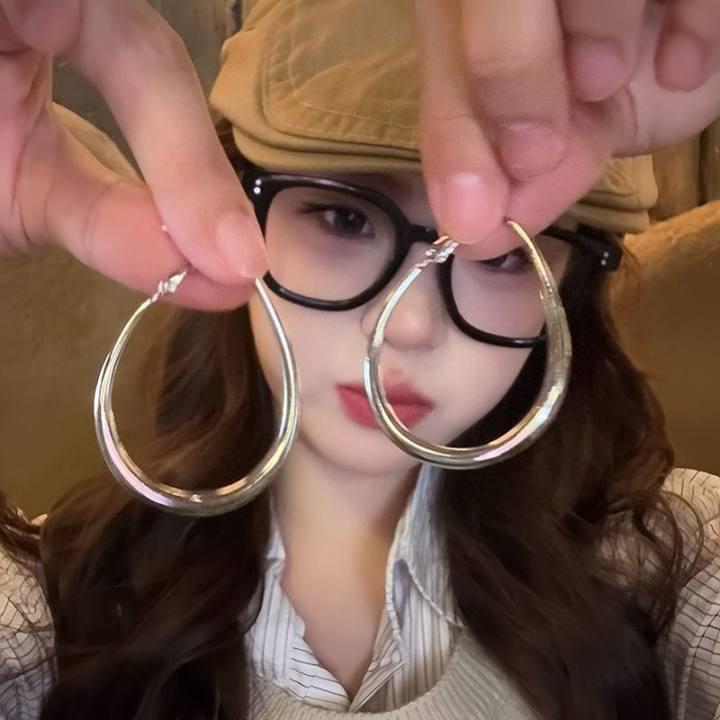 Spicy Girl High-End Hoop Earrings: Simple, Stylish Ear Clips for a Trendy Look