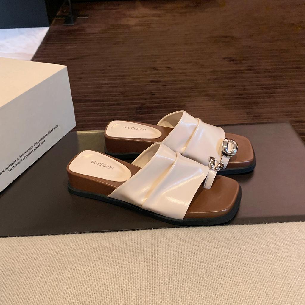 Spot second hair! Grape mother, the same shoe has a height of 4cm, metal buckle, fold width, one-word sleeve, toe slope heel sandals for women.