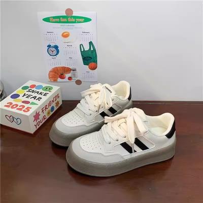 Весна 2025 туфли на толстой подошве с увеличением роста, маленькие белые женские, новые, ретро, на мягкой подошве, немецкие тренировочные, повседневные, универсальные, спортивные туфли-инс