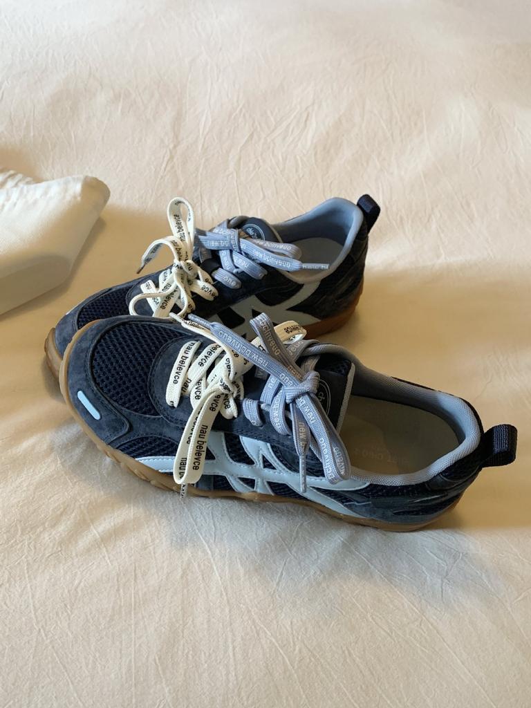 Корейская версия увеличивающих высоту немецких тренировочных кроссовок 2025 осень новая сетчатая легкая летняя обувь спортивная обувь женская повседневная кроссовки Форреста Гампа