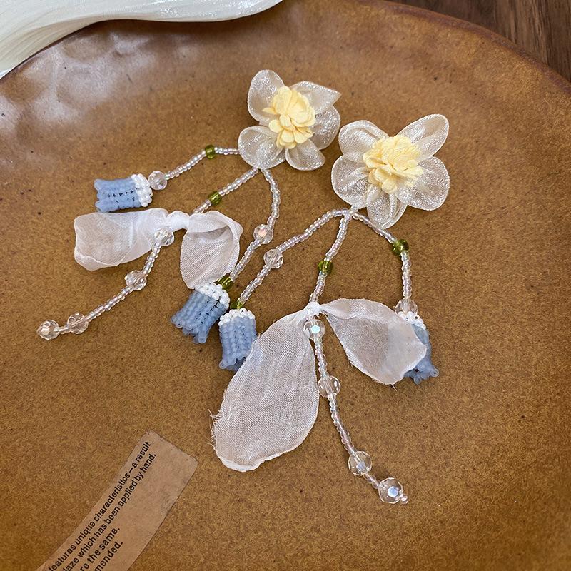 Серьги-гвоздики из ткани в виде цветка «Серебряная игла» со стеклянной бахромой, средние, с антикварным темпераментом, дизайнерские, нишевые