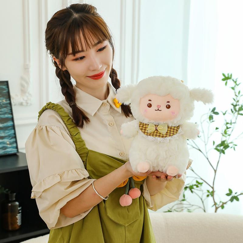 Милые облака, ягнята, плюшевые игрушки, маленькие овечки, девочки, спящие в постели, держащие кукол, подушки, куклы, подарки