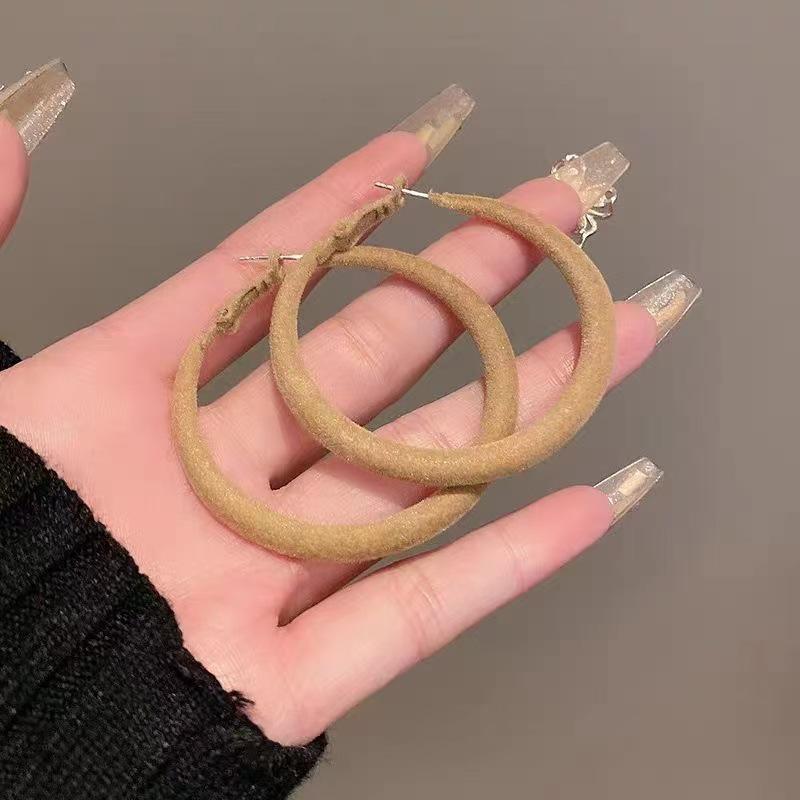 Серьги-каффы с серебряной иглой, ретро, с флокированным кругом - Элегантные осенне-зимние украшения для ушей для утонченного образа.
