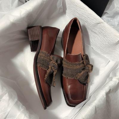 Кожаные ретро литературного стиля лоферы с квадратным носком и толстым каблуком женские весна 2025 новая модель с бантом маленькие кожаные туфли туфли-лодочки