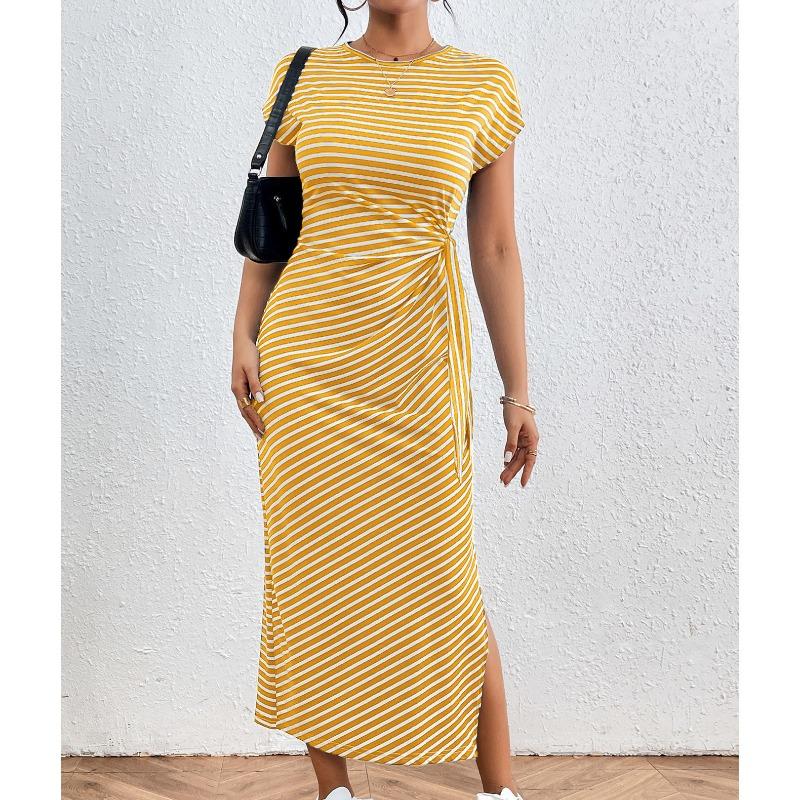 Платья в полоску приталенного силуэта с приталенной талией, слим-разрезом и круглым вырезом, женские платья