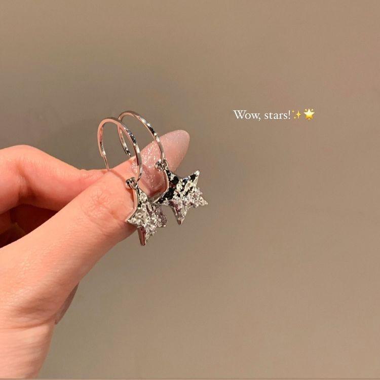 Винтажные красные серьги-кольца в гонконгском стиле: Элегантный женский аксессуар на осень/зиму