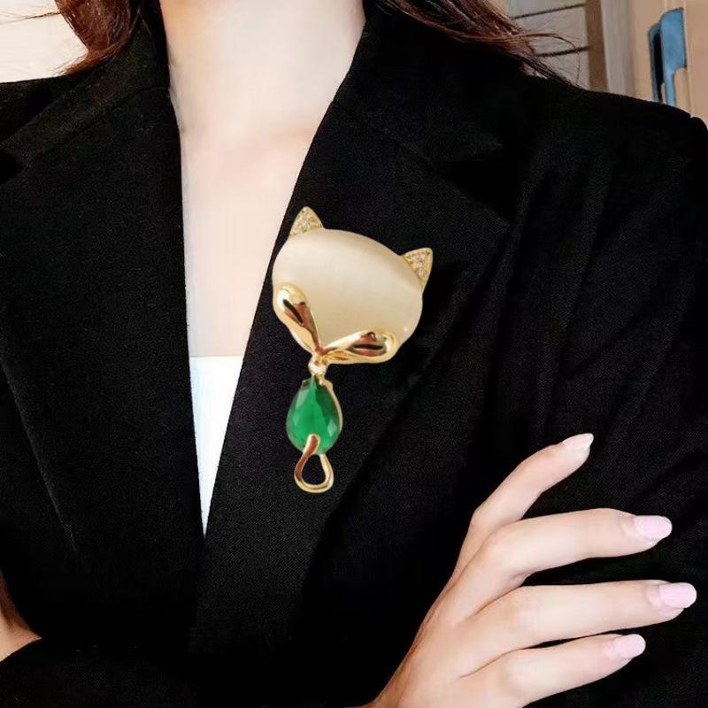 Emerald Magnetic Buckle Brooch Women'S High Sense Niche Inlaid Opal Temperament Corsage Versatile Clothing Accessories