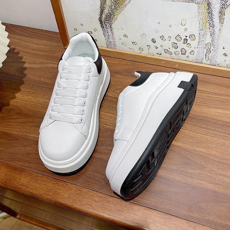 2025 осень и лето новые маленькие белые туфли женские новые туфли на толстой подошве, маффины, доска, универсальные, повседневные, спортивные, спортивные повседневные туфли