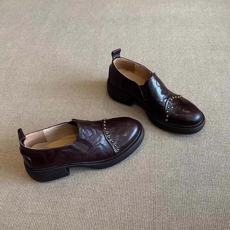 Модные кожаные мягкие женские туфли дерби с острым носком, черные балетки, британская повседневная женская спортивная обувь, кожаные слипоны, заклепки