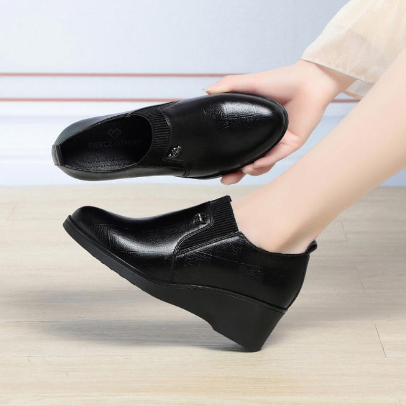 Трендовые кожаные туфли на танкетке для женщин Новый дизайн мягкой подошвы Универсальные и удобные Однотонные повседневные женские туфли