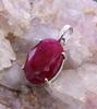 Массивное стерлинговое серебро 925 пробы Овальный драгоценный камень Рубин с окраской Ручной работы Дизайнерская оправа с зубцами Целебная подвеска Ювелирное изделие