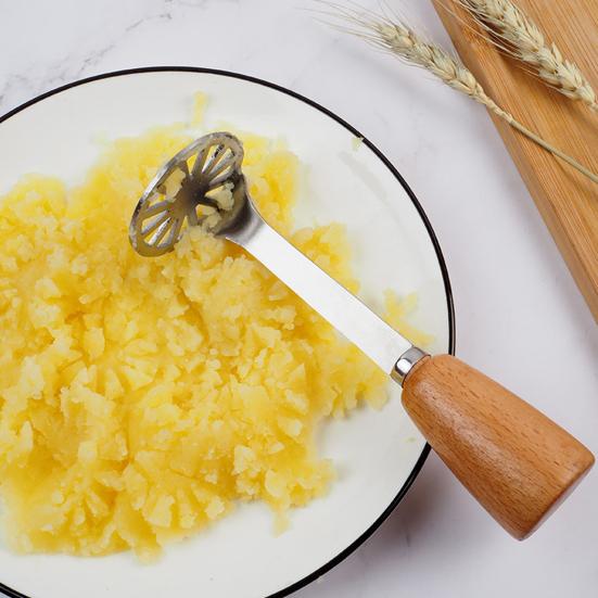 Нержавеющая сталь Картофелемялка Деревянная длинная ручка Пищевой Многофункциональный ручной инструмент для затирания моркови и овощей