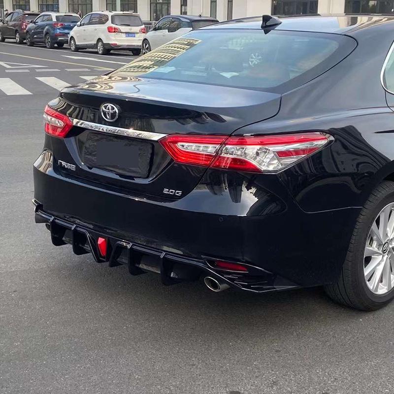 Задний спортивный диффузор с навигационными огнями для Toyota Camry 8-го поколения 2018-2022