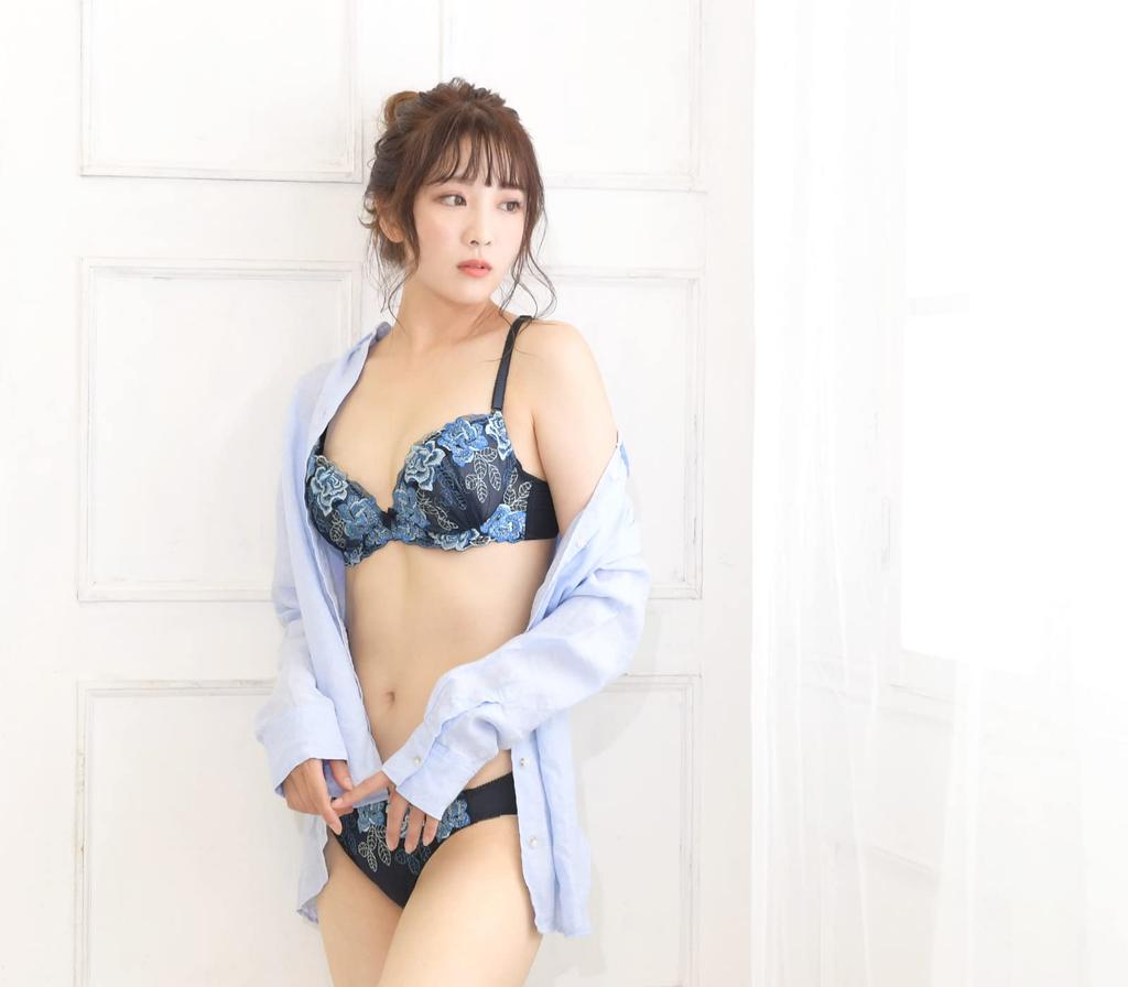 Smile Lala Navy C65 Бюстгальтер и трусики Цветочный Элегантный и Цветочный Сбоку Милый Цветочная Вышивка Милое Кружевное Нижнее Белье Милый Комплект Женского Белья Без Движения Груди,