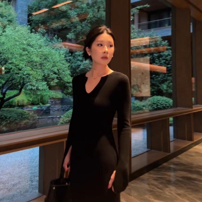 [] Черное платье с длинным рукавом и V-образным вырезом, осеннее новое, с темпераментом, прилегающее и стройнящее