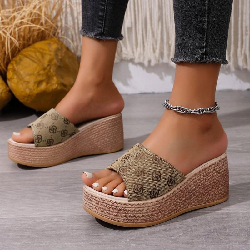 Модные женские тапочки больших размеров на высоком каблуке, пляжная обувь 2025, новые сандалии на массивной платформе, дизайнерские тапочки на танкетке, шлепанцы для женщин