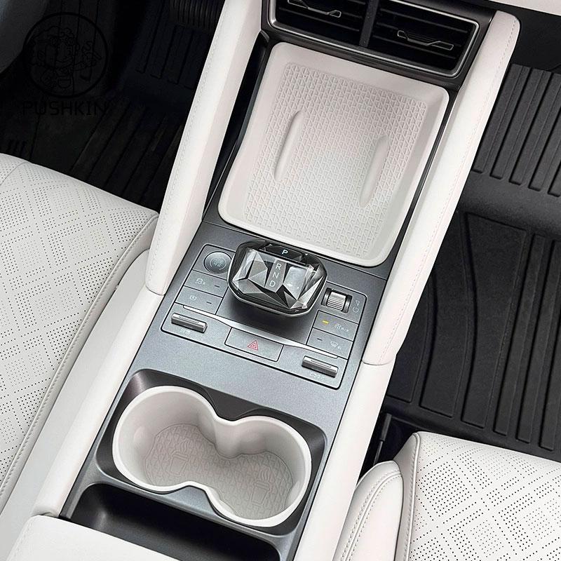 Для BYD Yuan Pro Yuan UP EV 2025 2024 Автомобильный силиконовый беспроводной зарядный противоскользящий коврик Центральная консоль Подстаканник Контейнер Автоаксессуары