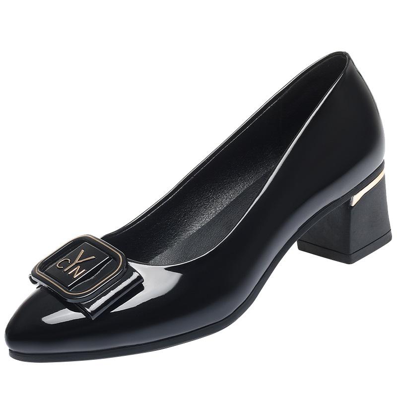 Модные женские туфли-лодочки на весенних каблуках с неглубоким носком, мягкие кожаные туфли с металлическим украшением из кристаллов, классические модные туфли-лодочки